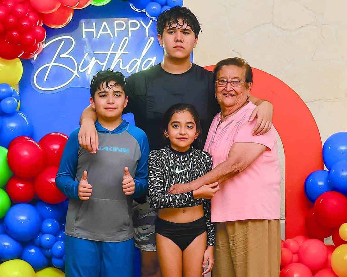 Santiago Acuña celebra sus XV años con una chispeante y divertida albercada