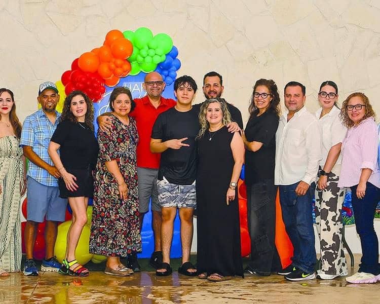 Santiago Acuña celebra sus XV años con una chispeante y divertida albercada