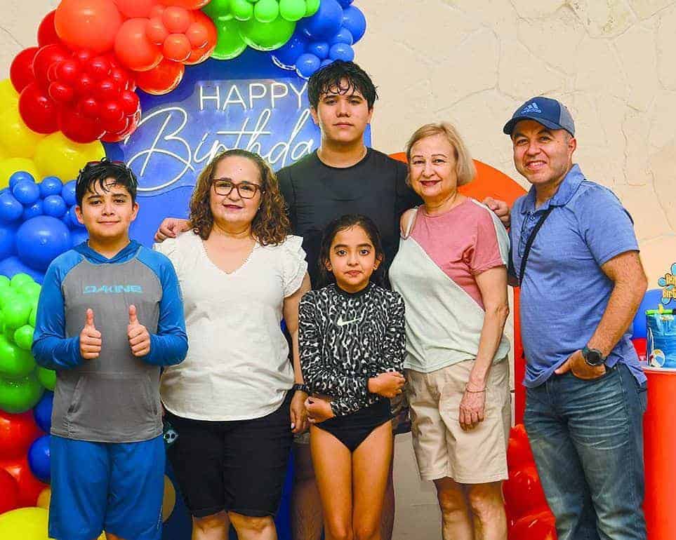 Santiago Acuña celebra sus XV años con una chispeante y divertida albercada