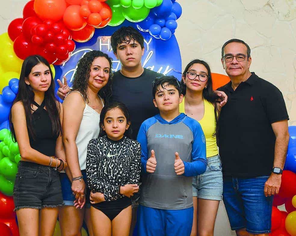 Santiago Acuña celebra sus XV años con una chispeante y divertida albercada