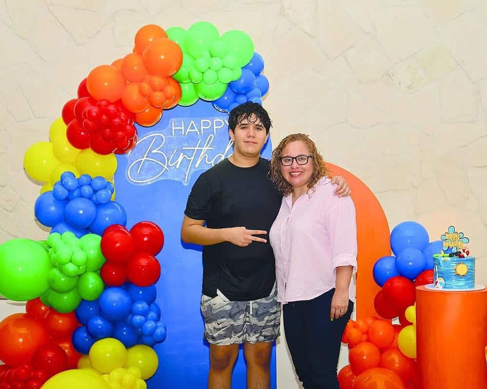 Santiago Acuña celebra sus XV años con una chispeante y divertida albercada