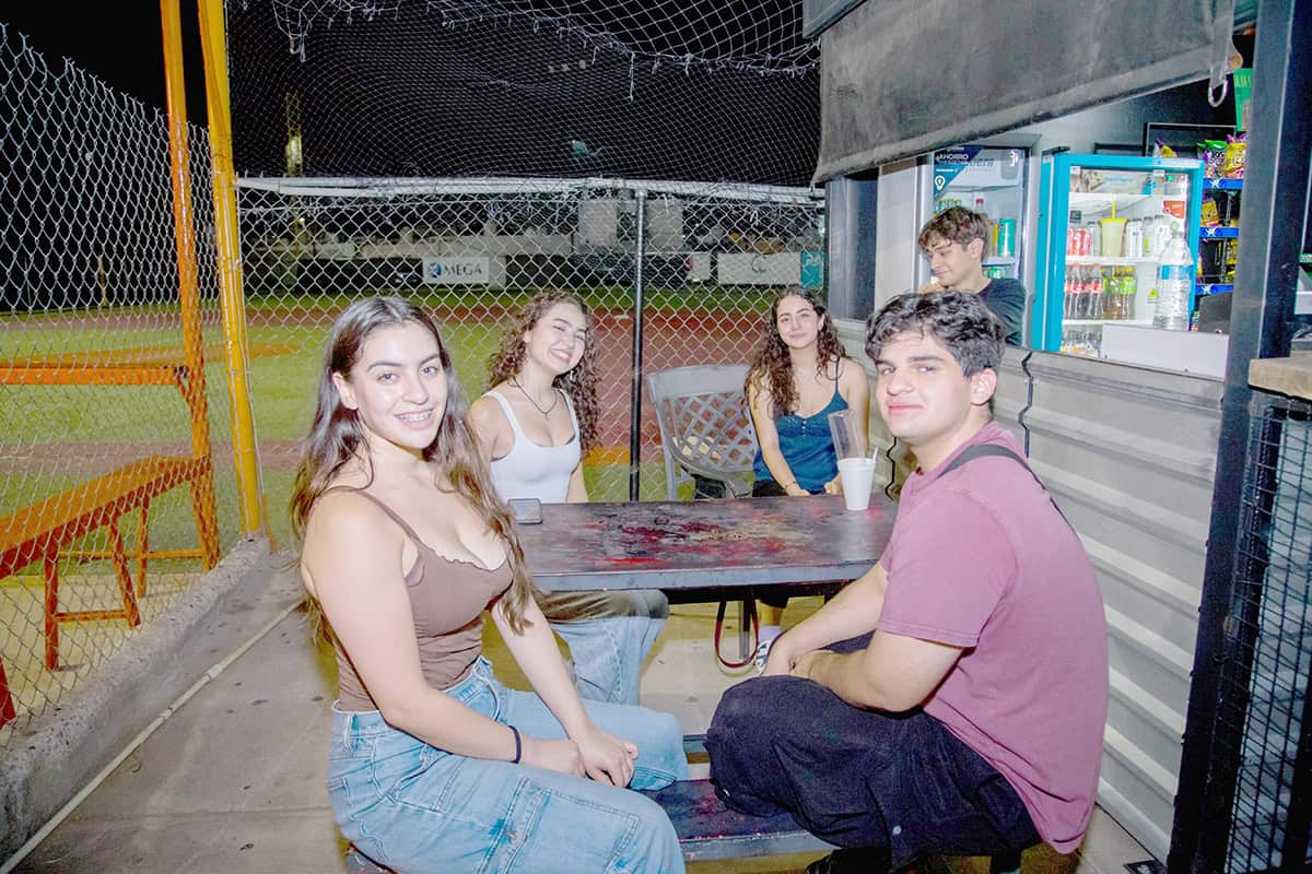 Disfrutan una noche juntos en Fairplay Club