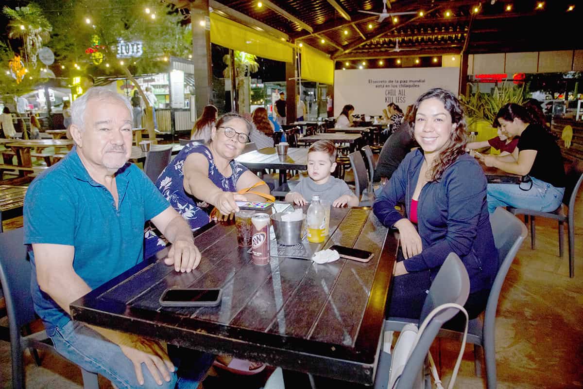 Disfrutan una noche juntos en Fairplay Club