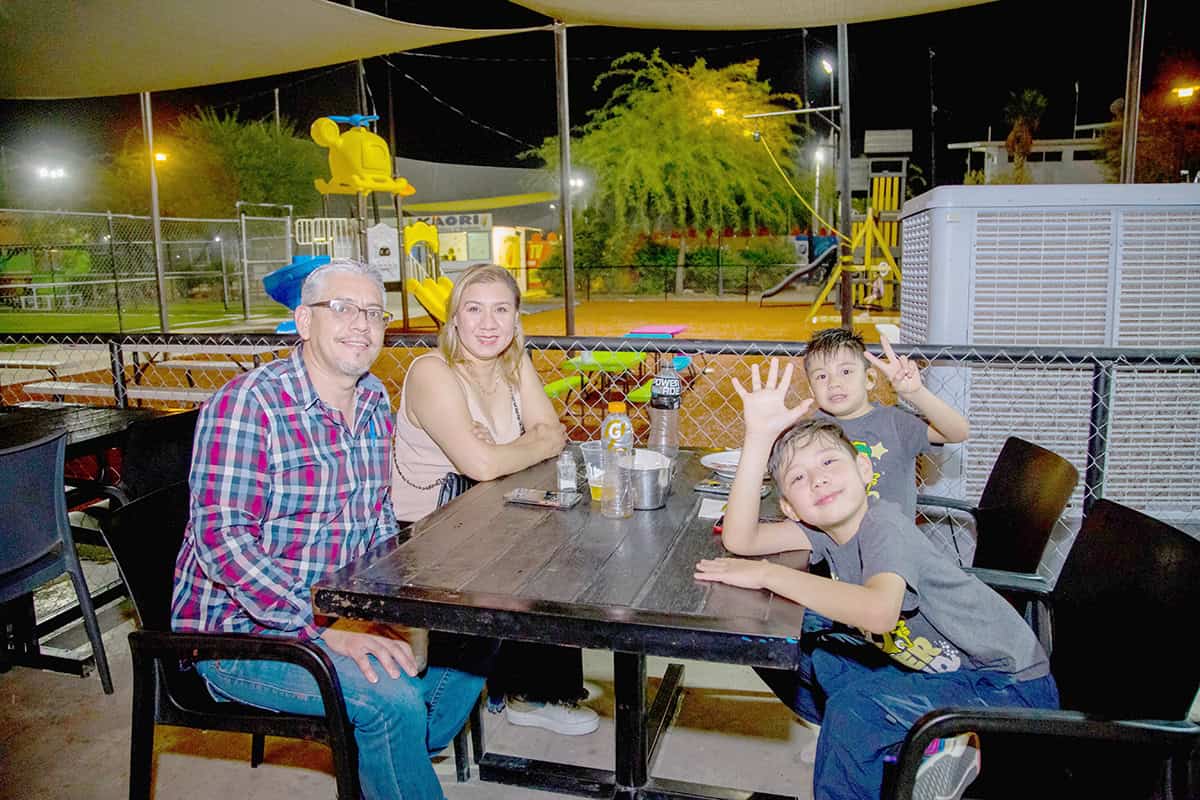 Disfrutan una noche juntos en Fairplay Club