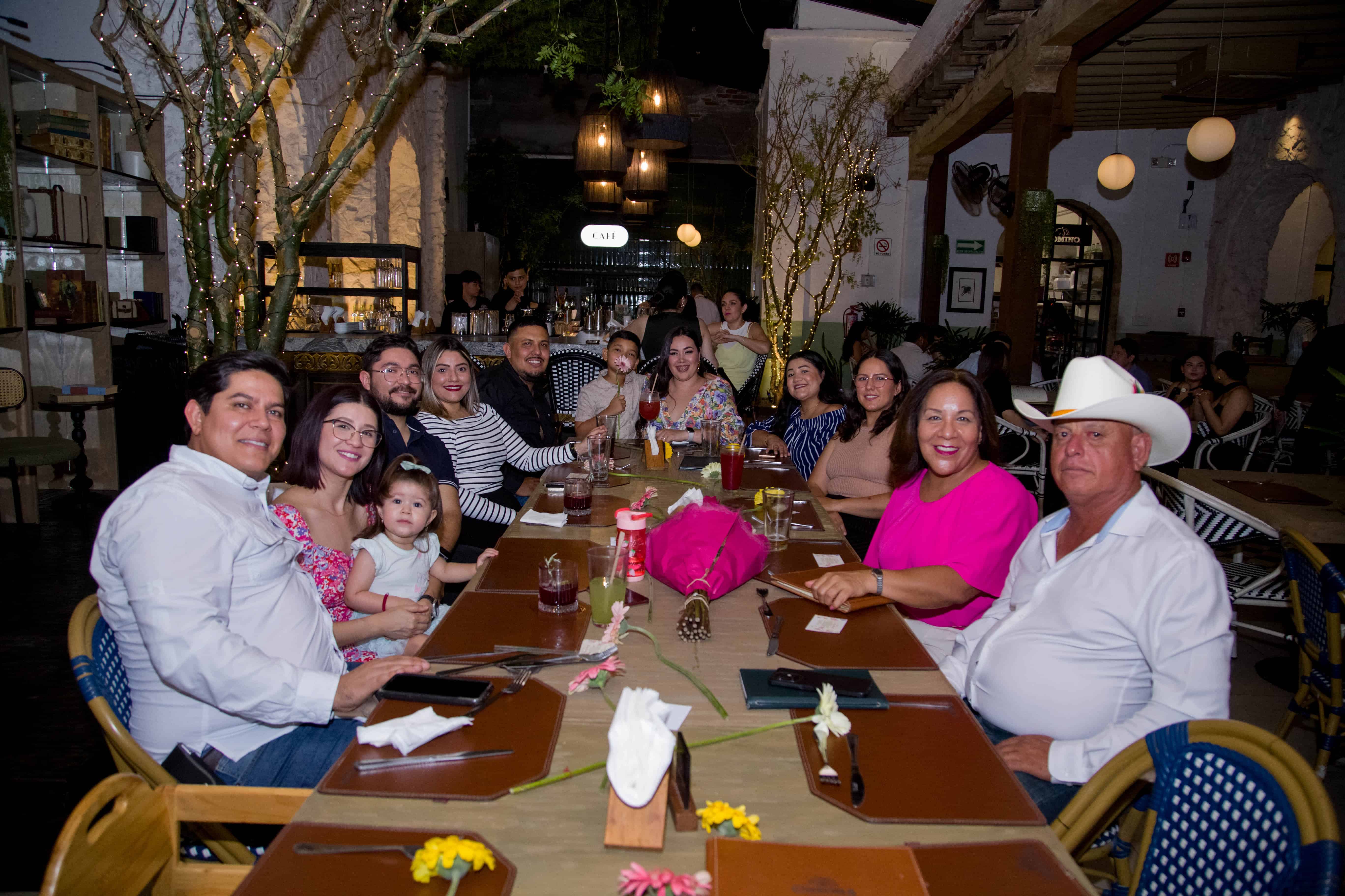 Apagan las velitas en diferentes velas en Casona Obregón 55