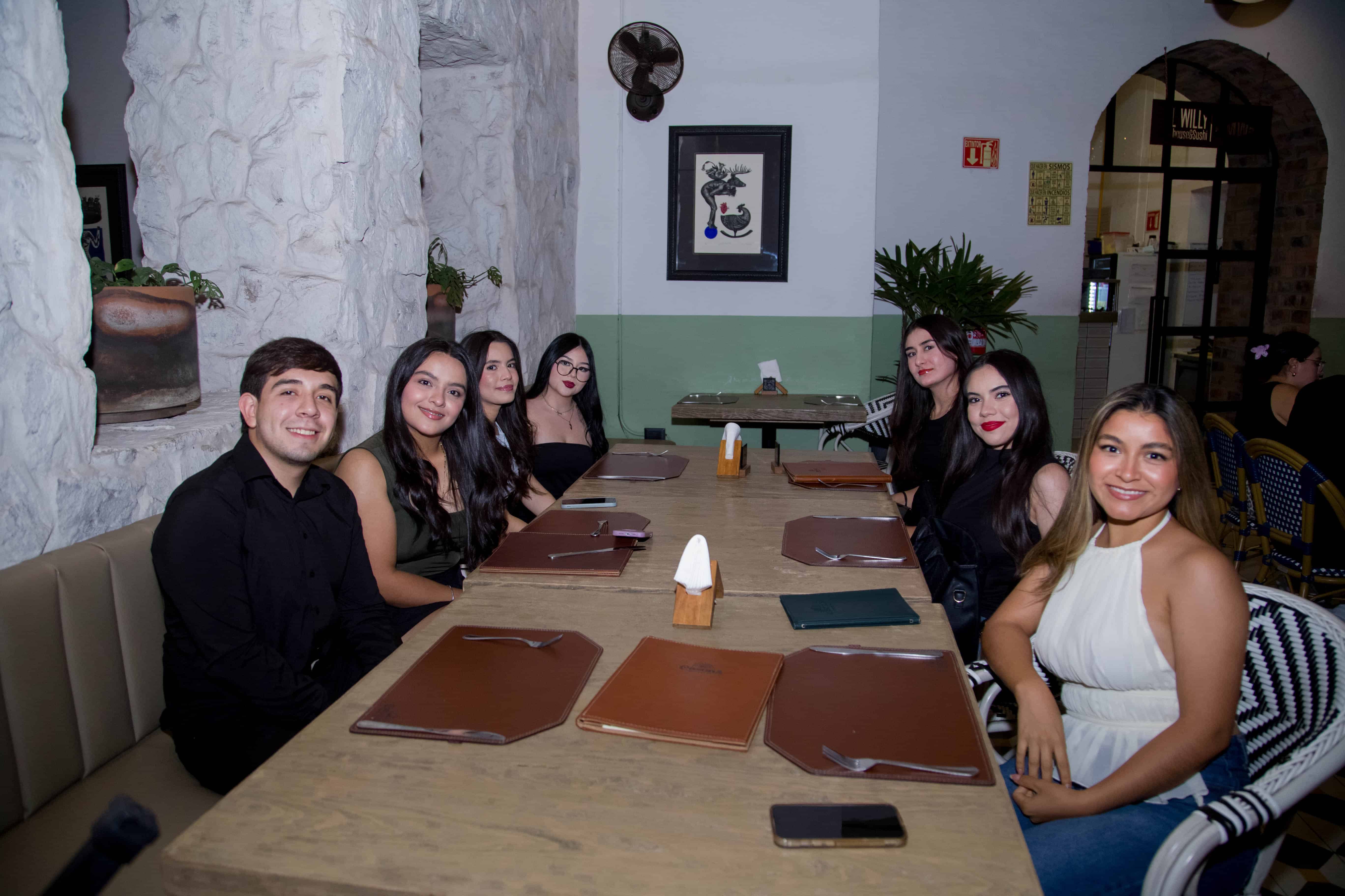 Apagan las velitas en diferentes velas en Casona Obregón 55