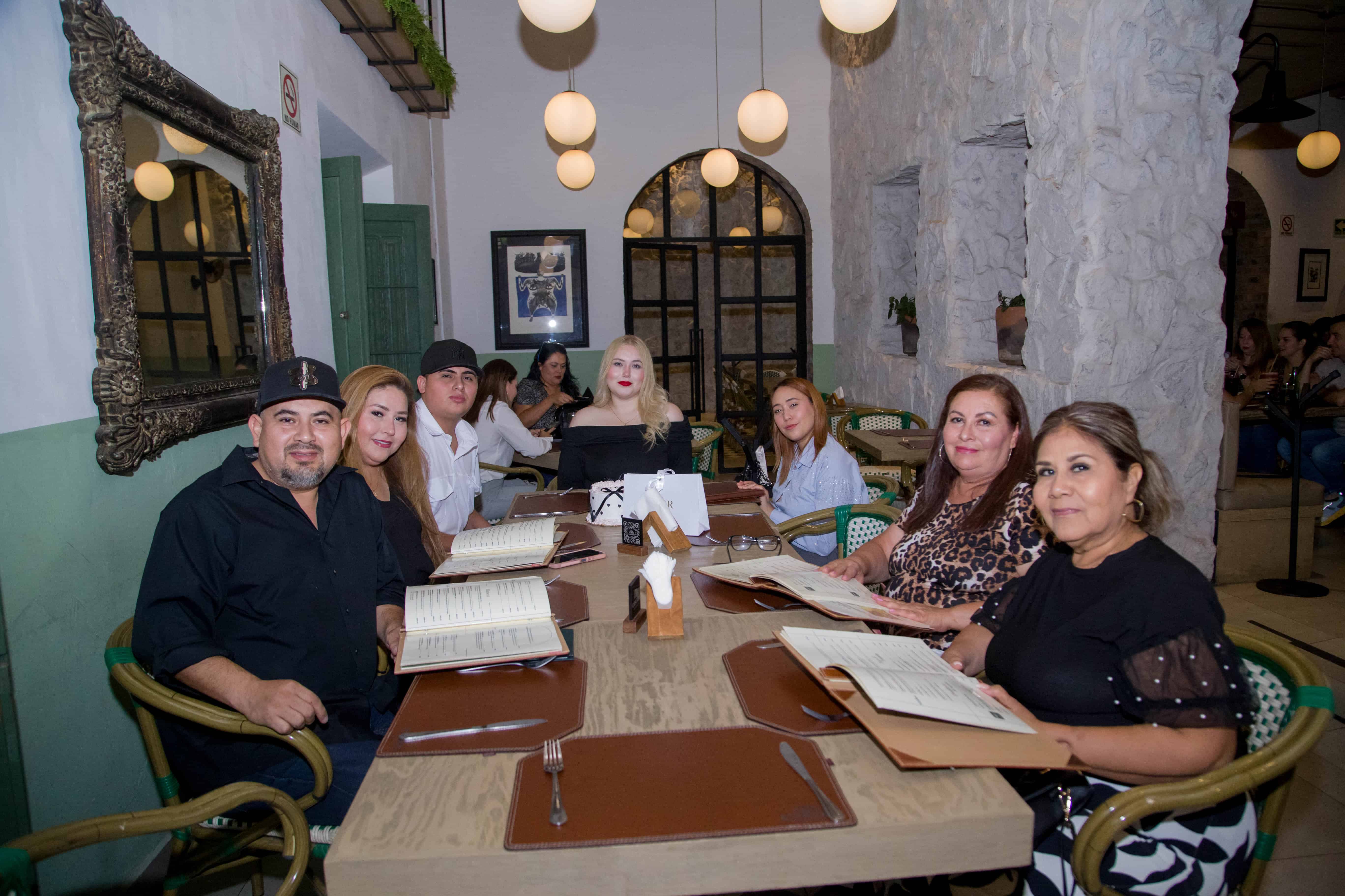 Apagan las velitas en diferentes velas en Casona Obregón 55