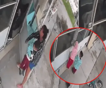 VIDEO: Captan secuestro de 2 niños por familiares afuera de una lavandería