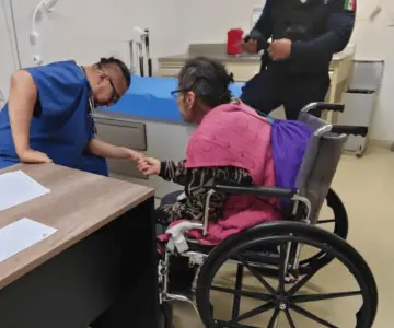 Abandonan a adulta mayor en IMSS Querétaro; hija y yerno la violentaban