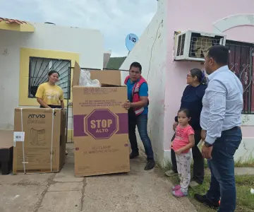 Entregan muebles a familias afectadas por la tormenta Lorena en Guaymas