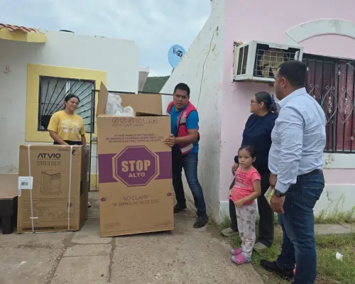 Entregan muebles a familias afectadas por la tormenta Lorena en Guaymas