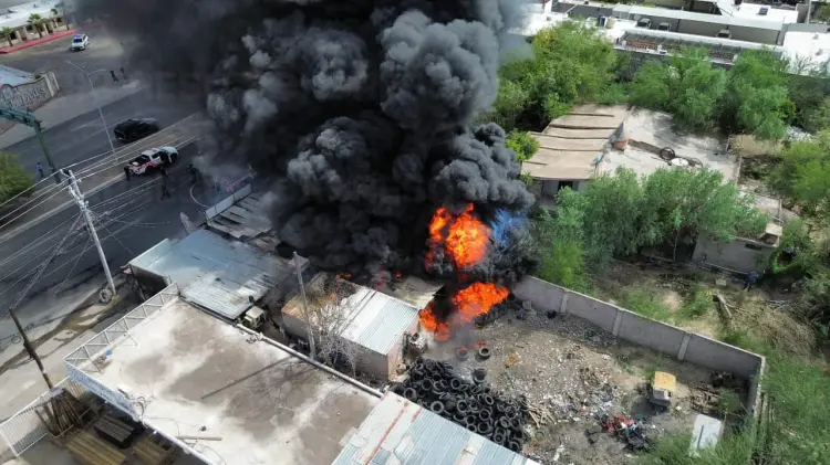 Fuente incendio al sur de Hermosillo. (Foto: Jesús Ballesteros / EXPRESO)