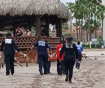 Hombre es arrastrado por fuerte oleaje en playa de San Carlos; es rescatado