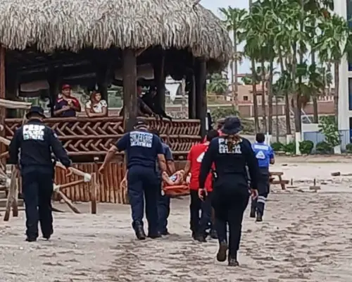 Hombre es arrastrado por fuerte oleaje en playa de San Carlos; es rescatado