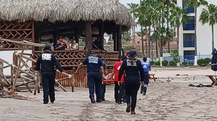 El individuo fue auxiliado por cuerpos de emergencia. (Foto: Blanca Ruelas / EXPRESO)