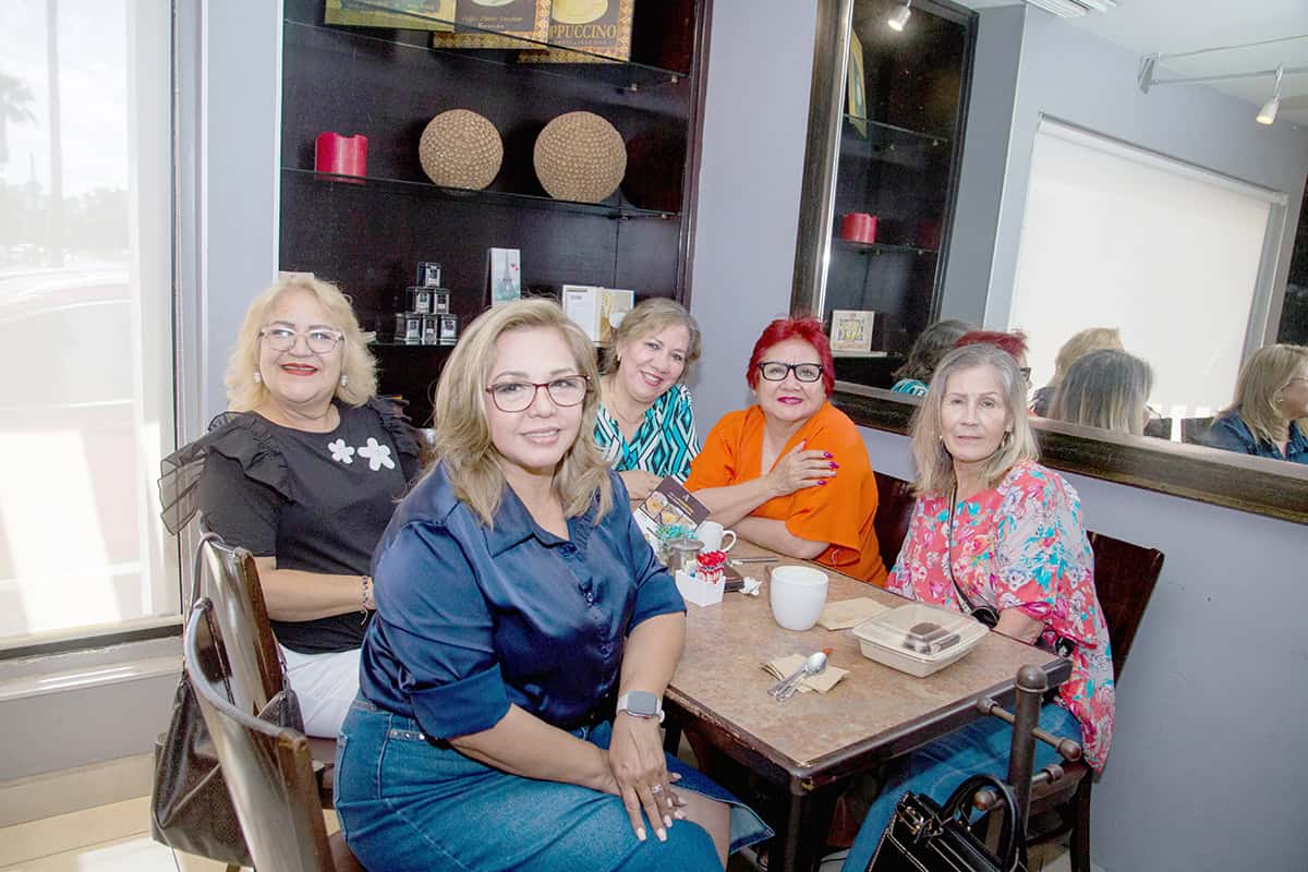 En El Café 57 saborean la mañana entre charlas y sonrisas