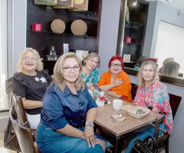 En El Café 57 saborean la mañana entre charlas y sonrisas