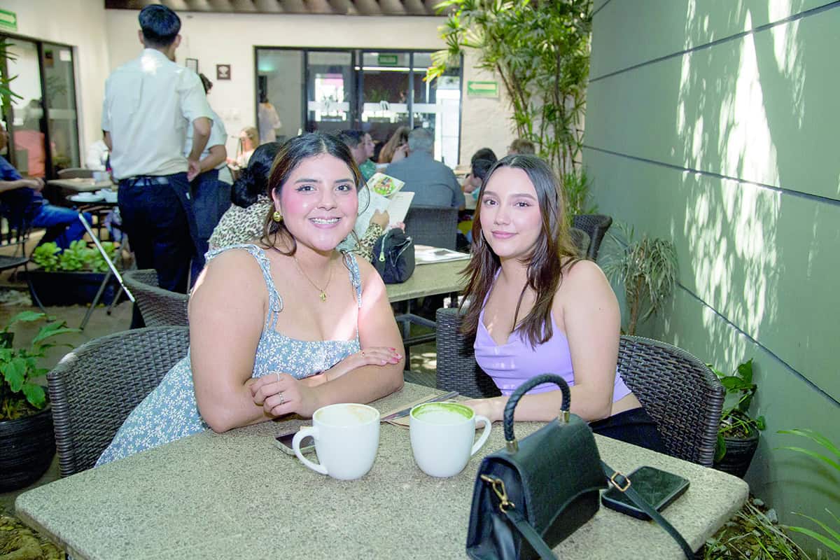 En El Café 57 saborean la mañana entre charlas y sonrisas