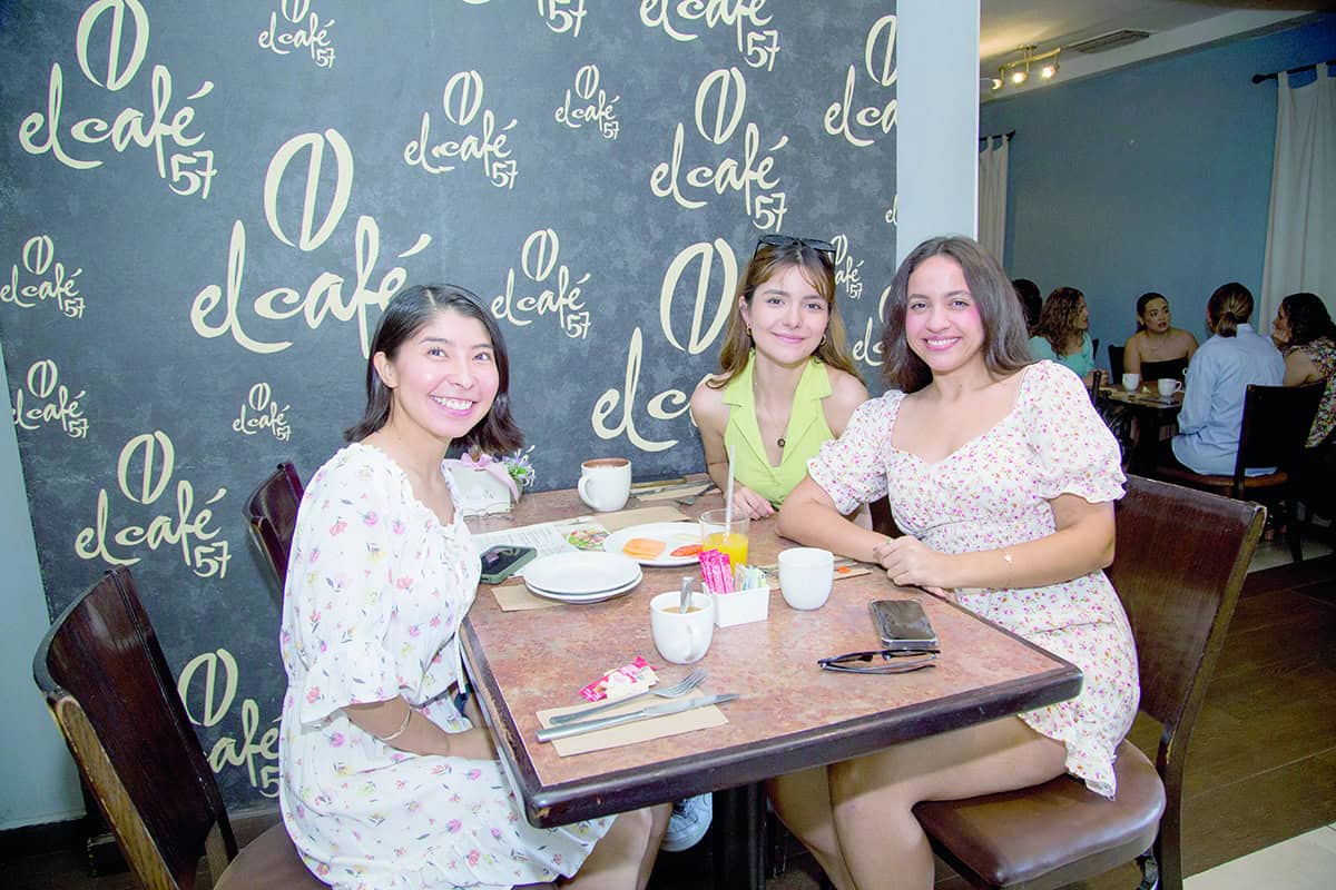 En El Café 57 saborean la mañana entre charlas y sonrisas