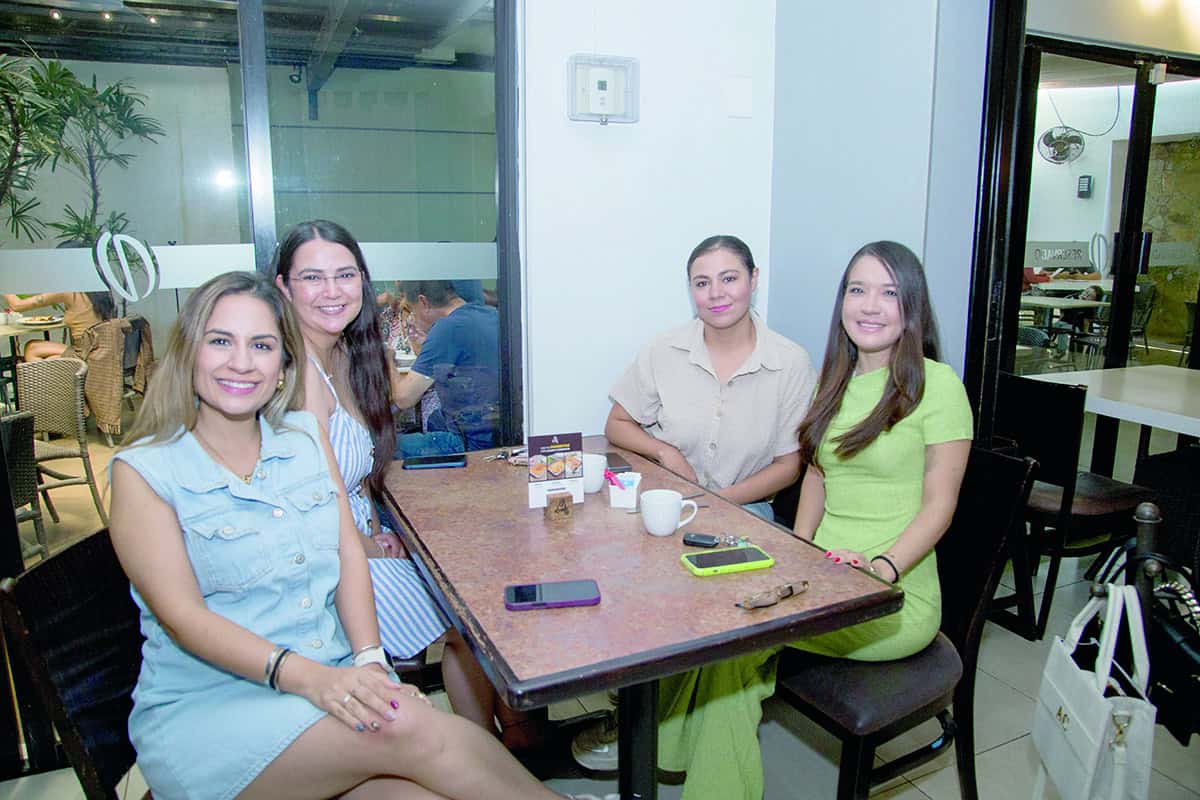 En El Café 57 saborean la mañana entre charlas y sonrisas