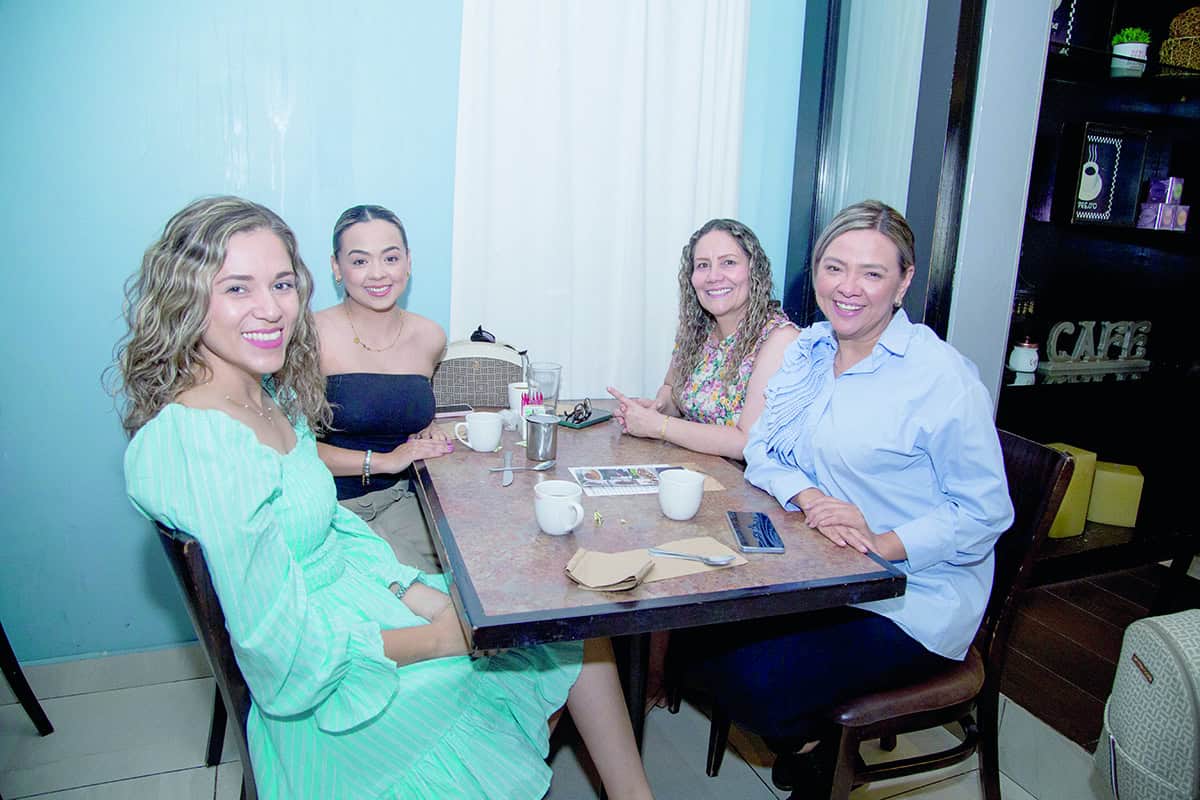 En El Café 57 saborean la mañana entre charlas y sonrisas