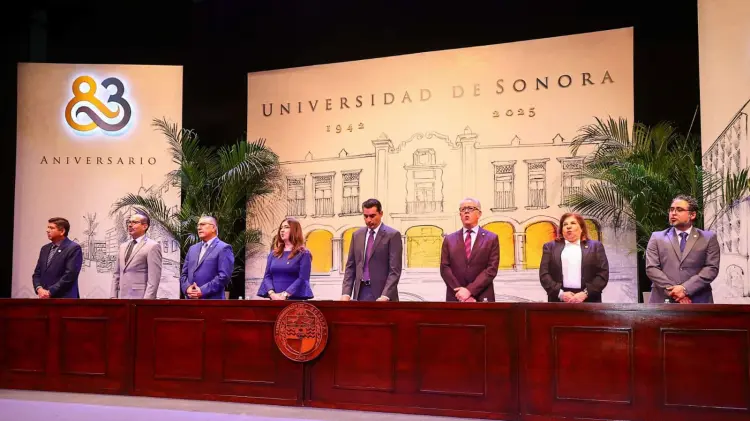 Autoridades universitarias y estatales encabezaron la ceremonia (Foto: Cristian Ruiz /EXPRESO)