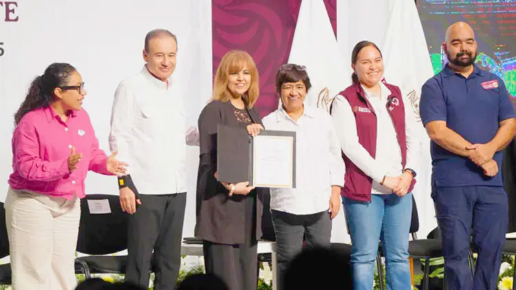 El gobernador Alfonso Durazo entregó 300 finiquitos del Fovissste a familias sonorenses. (Cortesía)