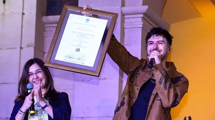Dedicó el galardón a su padre y emocionó con su tema Tierra Trágame. (FOTO: CHRISITAN RUIZ)