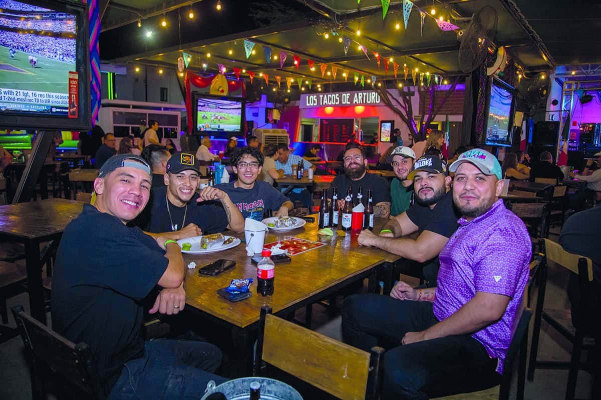 En Gastropark disfrutan de la compañía y música en vivo