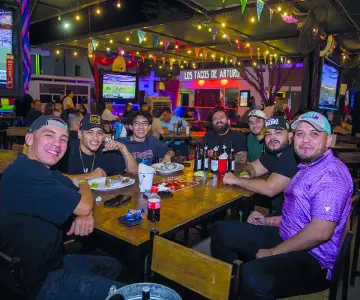 En Gastropark disfrutan de la compañía y música en vivo