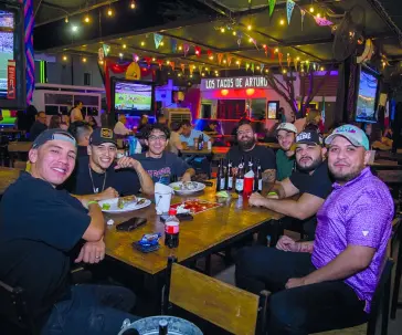 En Gastropark disfrutan de la compañía y música en vivo