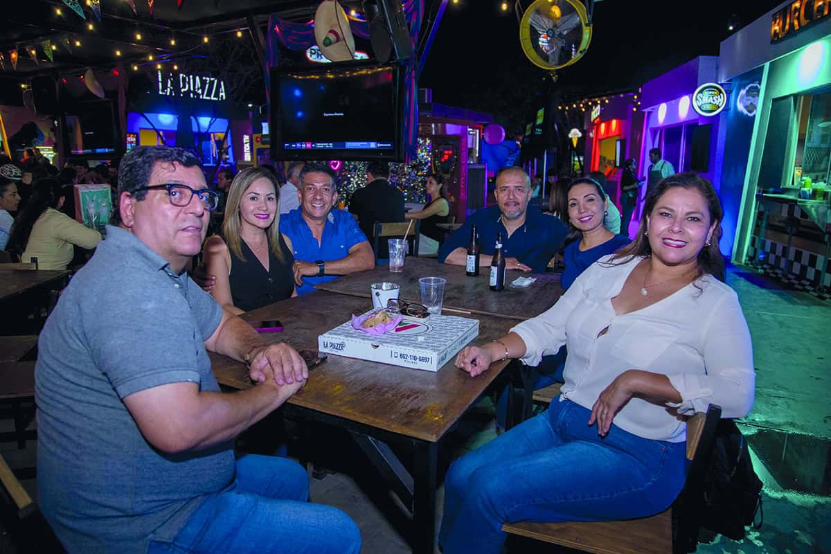 En Gastropark disfrutan de la compañía y música en vivo