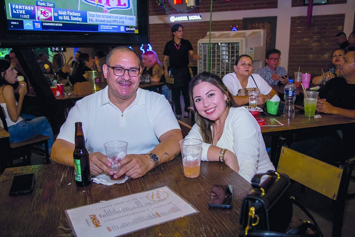 En Gastropark disfrutan de la compañía y música en vivo