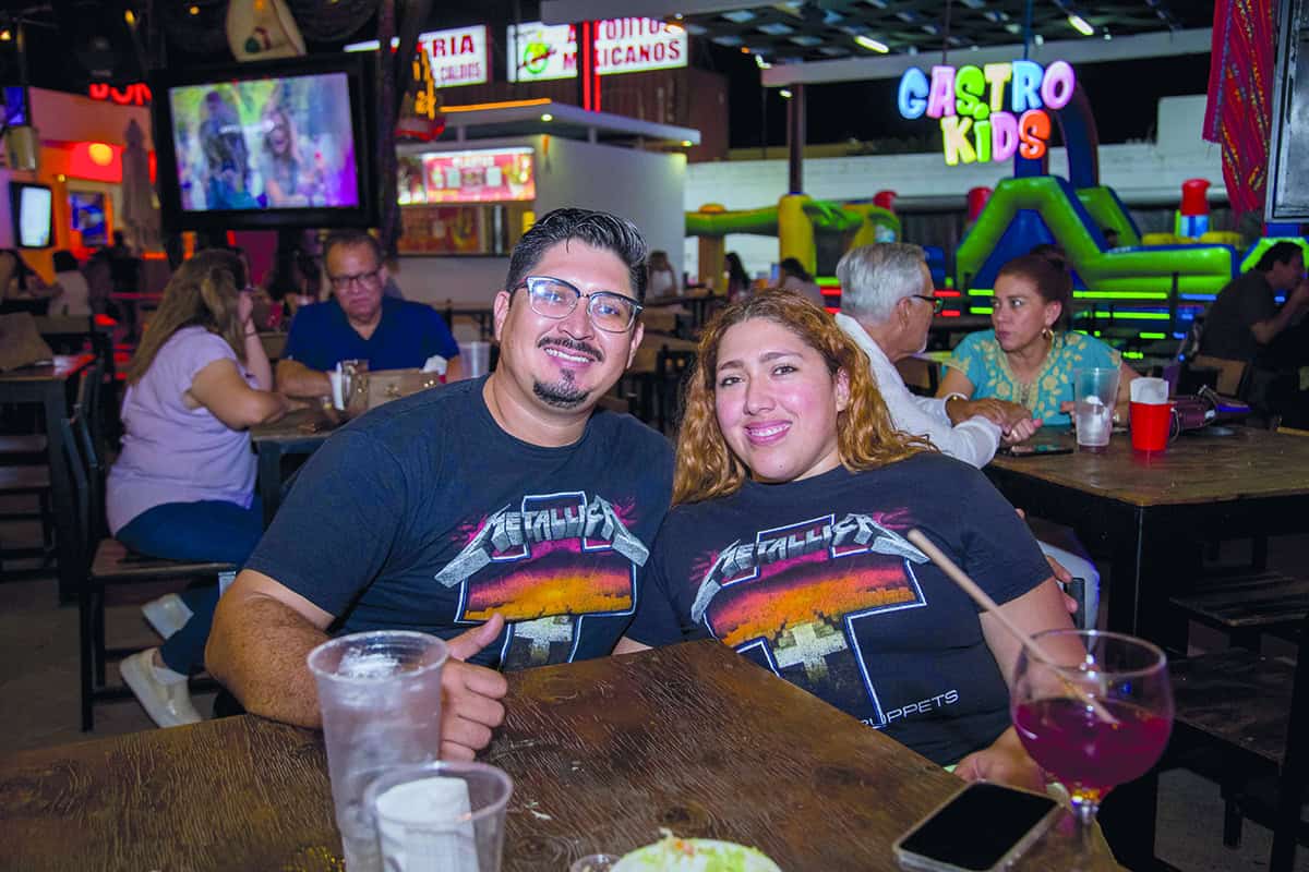 En Gastropark disfrutan de la compañía y música en vivo