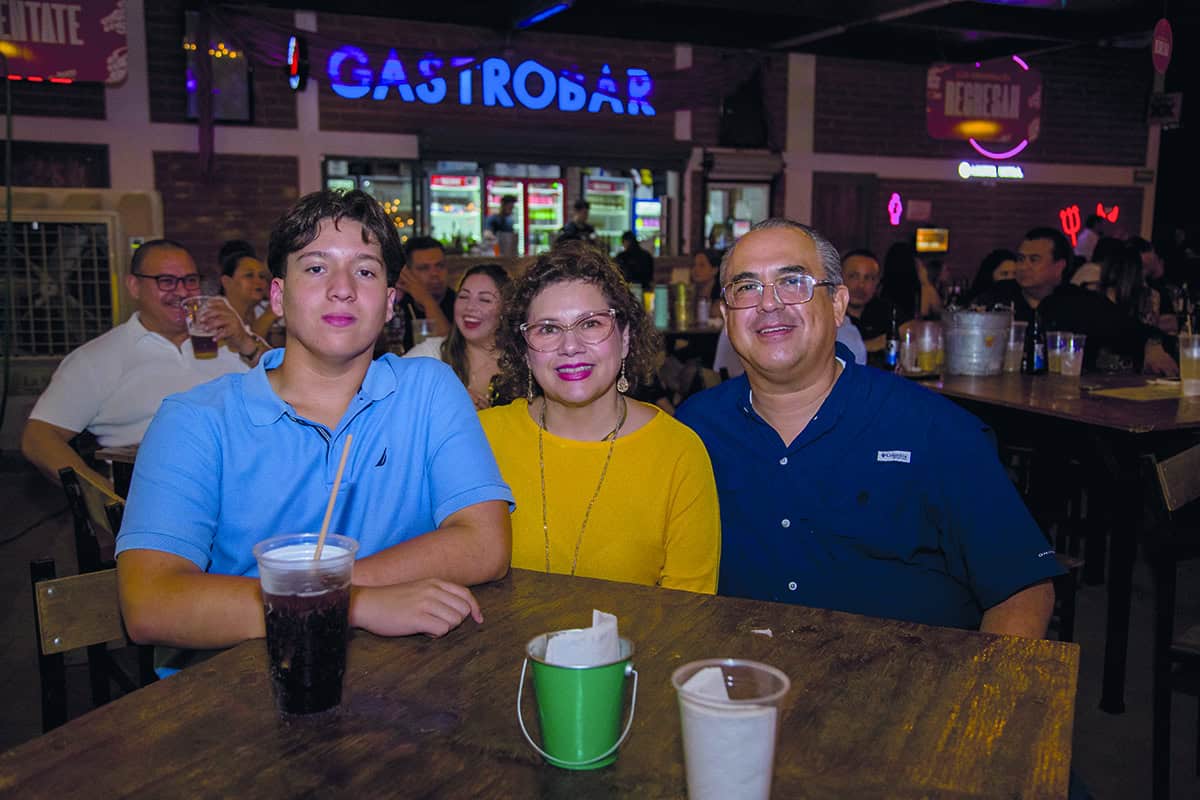 En Gastropark disfrutan de la compañía y música en vivo
