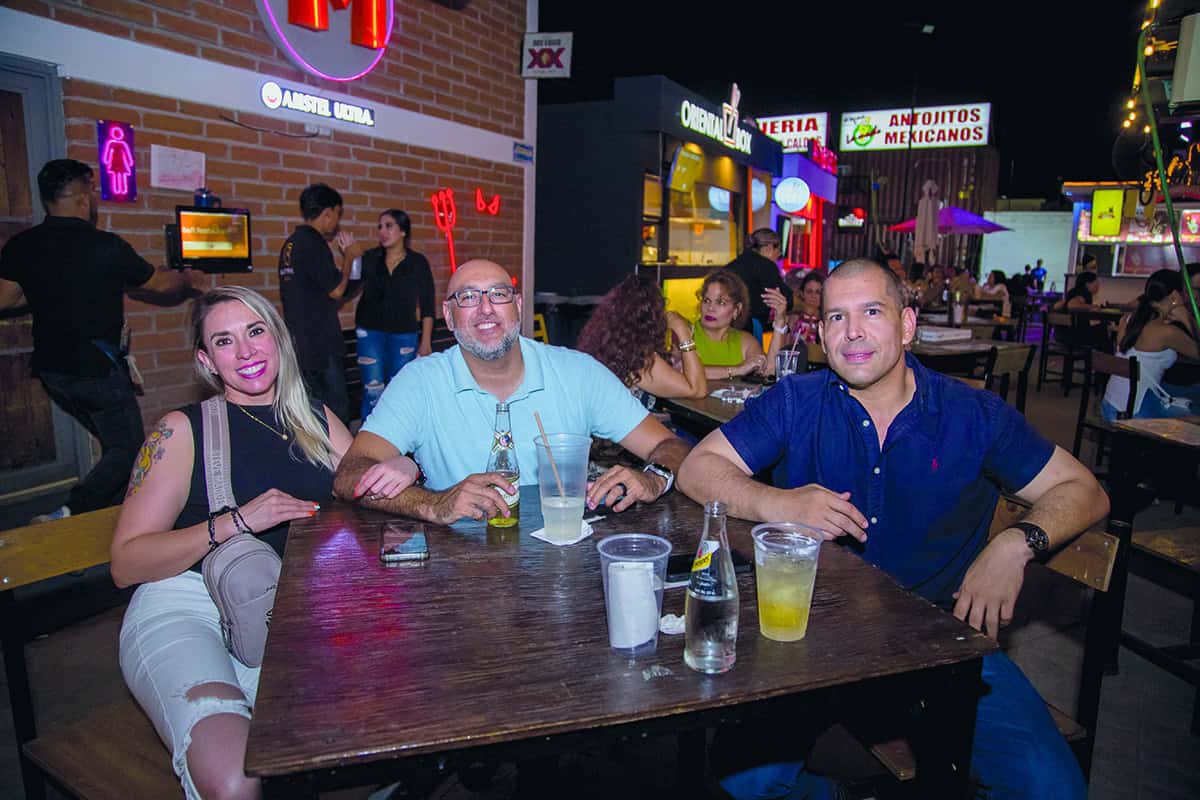 En Gastropark disfrutan de la compañía y música en vivo