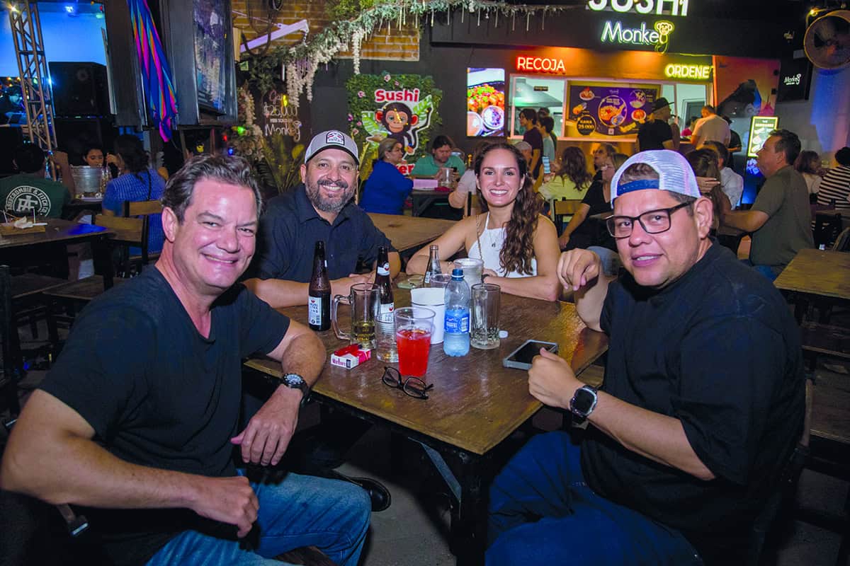 En Gastropark disfrutan de la compañía y música en vivo