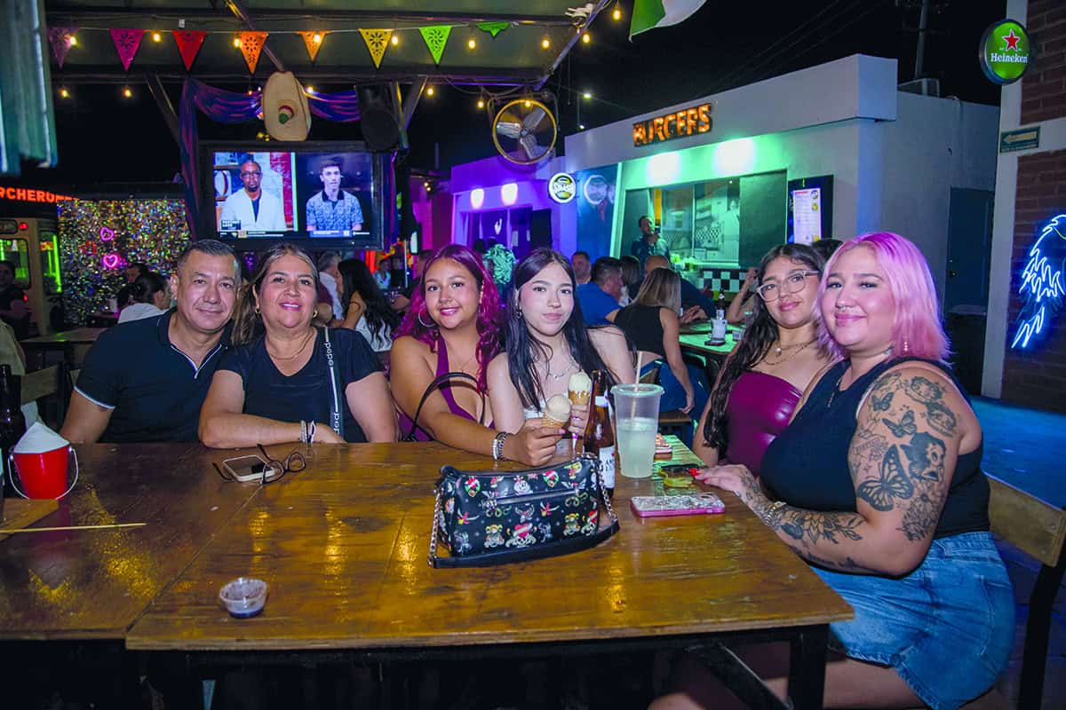 En Gastropark disfrutan de la compañía y música en vivo