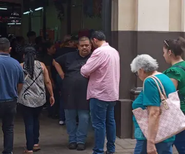 El cielo gris trae vida al Mercado Municipal en un domingo nublado