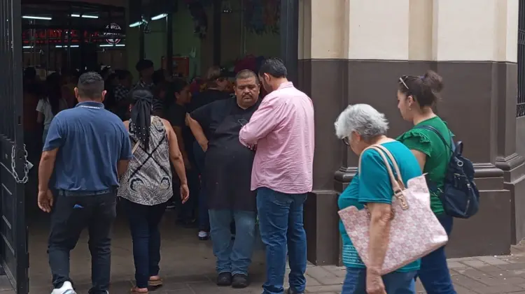 Hermosillenses aprovechan el día para hacer las compras. (Foto: Armando Aguilar / EXPRESO)