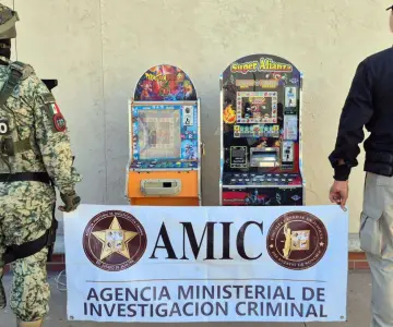 Aseguran 2 máquinas tragamonedas colocadas frente abarrotes en Bácum