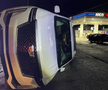 Dos lesionados tras volcamiento nocturno en el bulevar Tetakawi