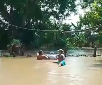 Rescatan a adulto mayor atrapado por inundaciones en San Luis Potosí