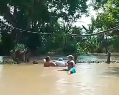 Rescatan a adulto mayor atrapado por inundaciones en San Luis Potosí