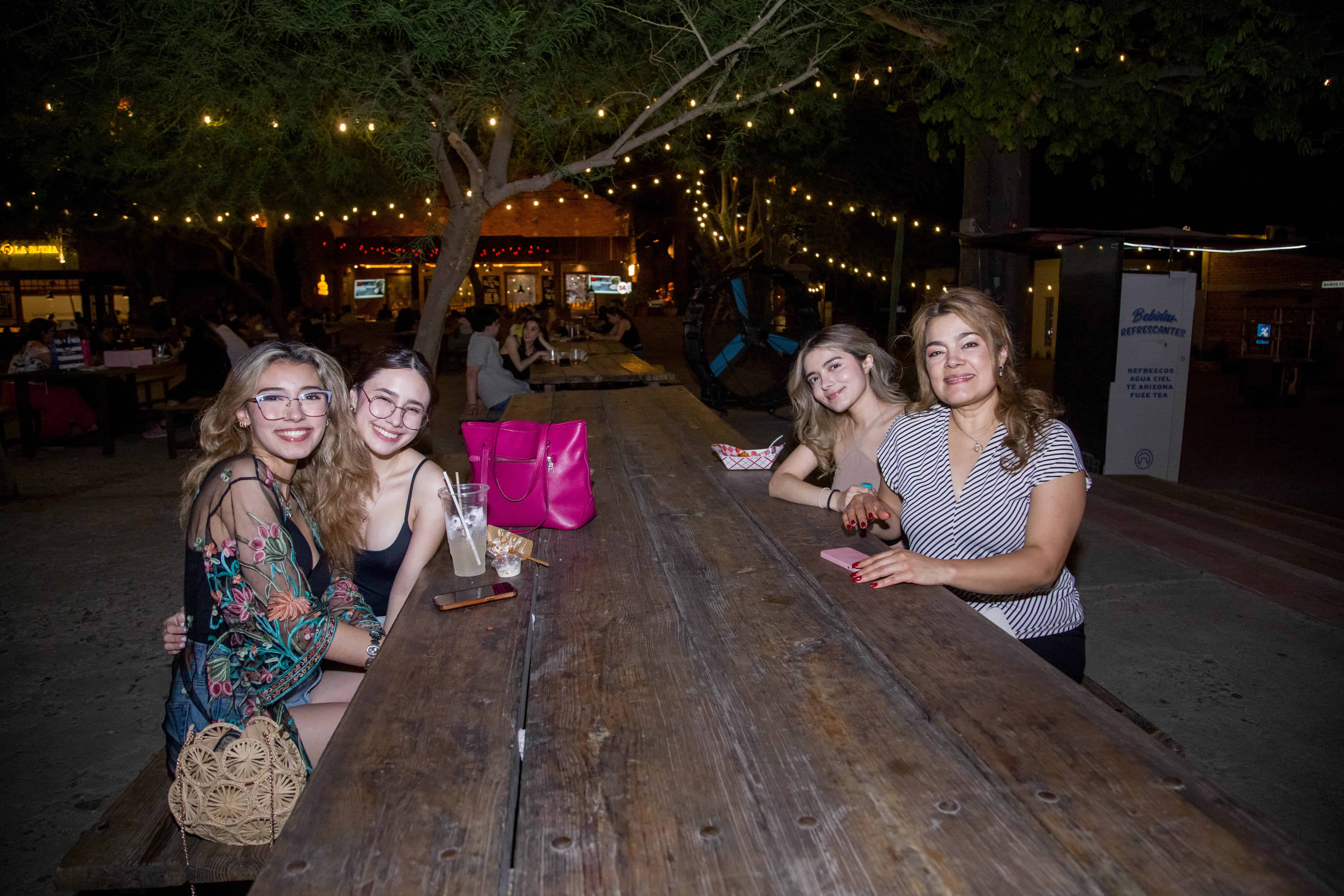 En Parque la Ruina disfrutan noche de diversión