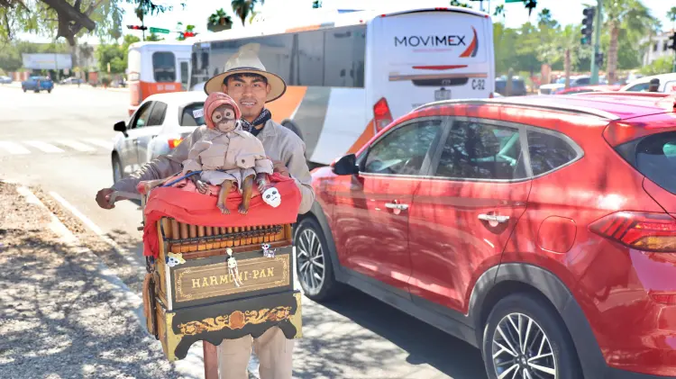 Ignacio y su familia de organilleros de Toluca recorren el país (Foto: Jesús Ballesteros /EXPRESO)