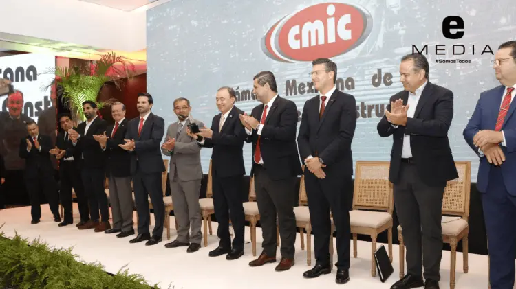 Alfonso Durazo fue distinguido por el sector de la construcción. (Foto: Jesús Ballesteros/EXPRESO)