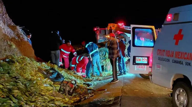 Cananea: tráiler vuelca en tramo Cananea–Ímuris.