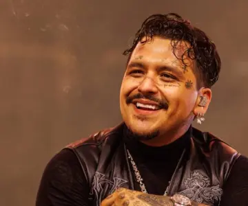 Defensa de Christian Nodal afirma que cumple con obligaciones