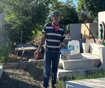 Perdió a su hijo en julio, hoy limpia su tumba para el Día de Muertos